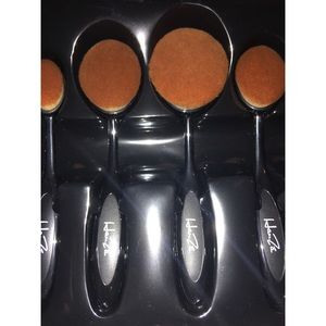 HAN ZA ∘ Oval Makeup brush Set